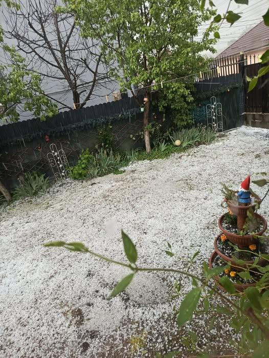 Imagini apocaliptice &icirc;n Cluj! Străzile din Gherla au fost acoperite de grindină