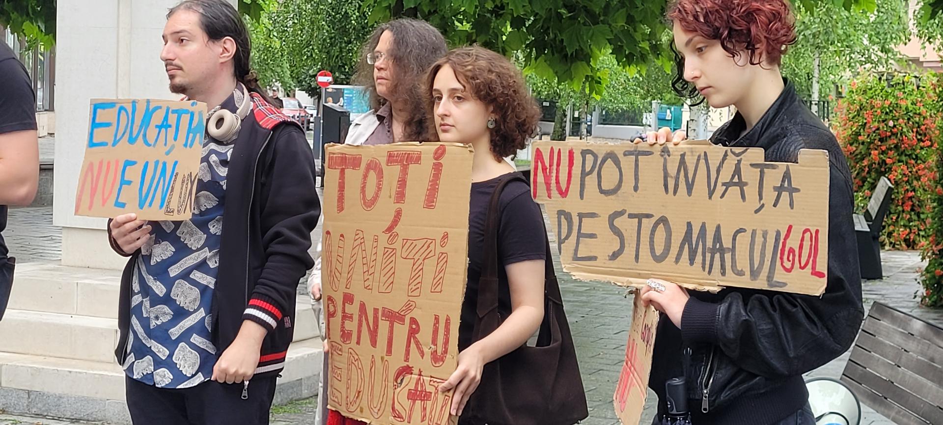 Studenții au ieșit &icirc;n stradă la Cluj: &bdquo;Educația nu este o cheltuială, ci o investiție&rdquo;