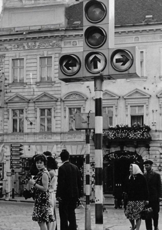 Un experiment: noul tip de semafor electric din Piața Unirii, anul 1970
