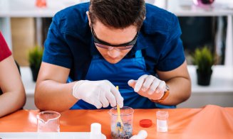Liceenii din Cluj vor face experimente științifice plătite de BASF