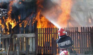 Bărbat rănit după ce a încercat să stingă incendiul ce i-a cuprins casa