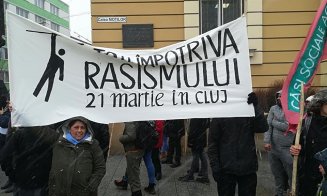 Protest cu măturoaie al romilor din Cluj în fața Primăriei