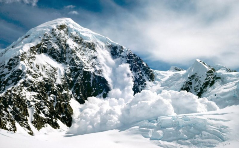 Atenţie turişti! Risc crescut de avalanşă în toate masivele montane