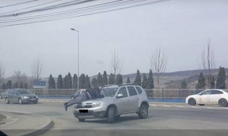 Scene de film, în trafic, la Cluj. Bărbat plimbat pe capota unei maşini