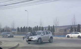 Bărbat plimbat pe capota unei maşini în Cluj. Cine sunt protagoniştii incidentului şi de la ce a pornit conflictul