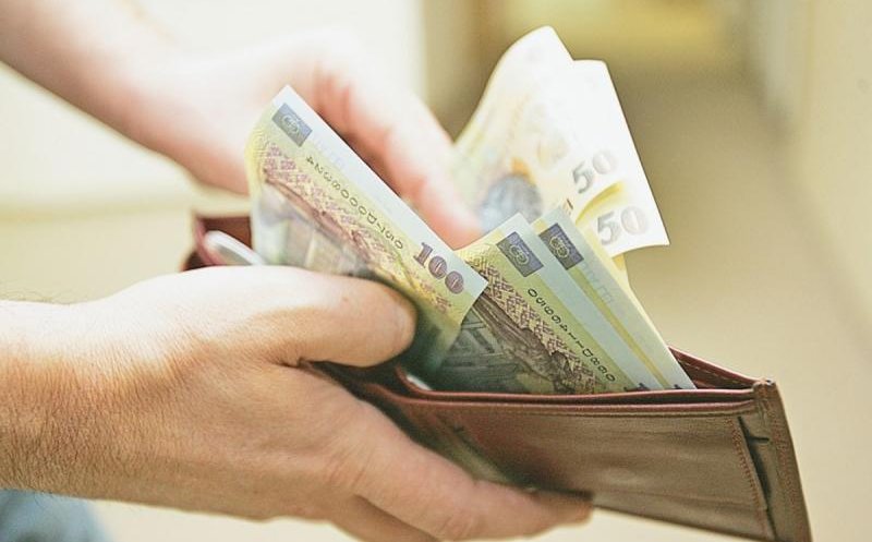 Contracte de muncă multe, salarii mici