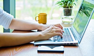 Românii pot lucra de acasă. Preşedintele Iohannis a promulgat legea telemuncii