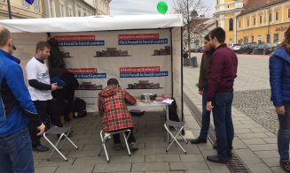 Parlamentarii USR Cluj au strâns semnături în stradă pentru campania “Fără penali în funcţii publice”