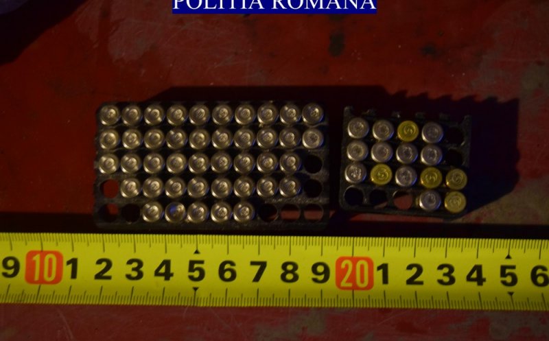 Pistol şi cartuşe, deţinute ilegal de un bărbat din Cluj