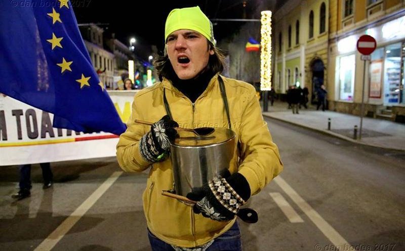 Fondatorul "Corupția Ucide", amendat pentru protestele #rezist de la Cluj