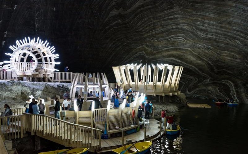 Cum explică Salina Turda incidentul din Vinerea Mare, când 19 turişti au rămas blocaţi în roata panoramică