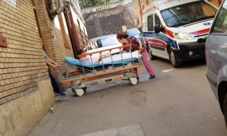 Gropile din curtea spitalului judeţean, pericol pentru bolnavi. Emanuel Ungureanu: "Bătaie de joc sau neglijență criminală?"