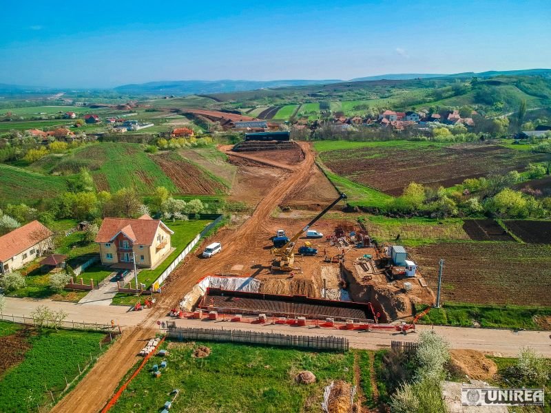Casa care blochează autostrada. Șantierul Sebeș - Turda, văzut din dronă