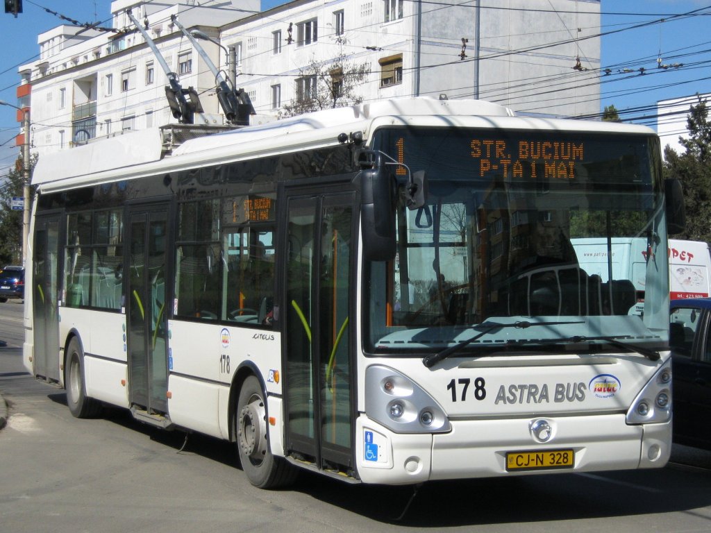 Troleibuzul 1, scos din circulație. CFR repară podul metalic din Piața 1 Mai