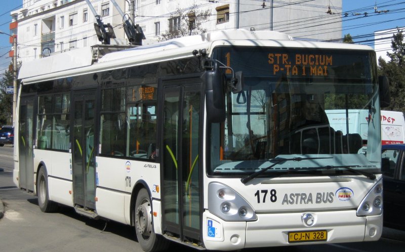 Troleibuzul 1, scos din circulație. CFR repară podul metalic din Piața 1 Mai