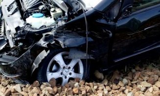 Accident feroviar. Trenul Cluj - București a intrat într-un autoturism