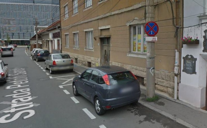 Stradă cu pseudo-trotuare, tranzitată de mii de oameni spre şcoală şi serviciu + un recent accident mortal. Ce modificări face primăria