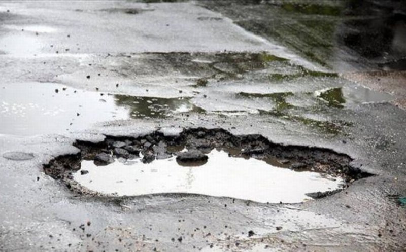 80 de kilometri pătraţi de gropi pe şoselele României. Clujul, în topul ruşinii