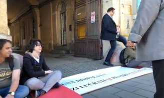 Guvernarea incognito | Preşedintele Horia Nasra a trecut printre protestatarii adunaţi în faţa PSD Cluj fără să fie recunoscut