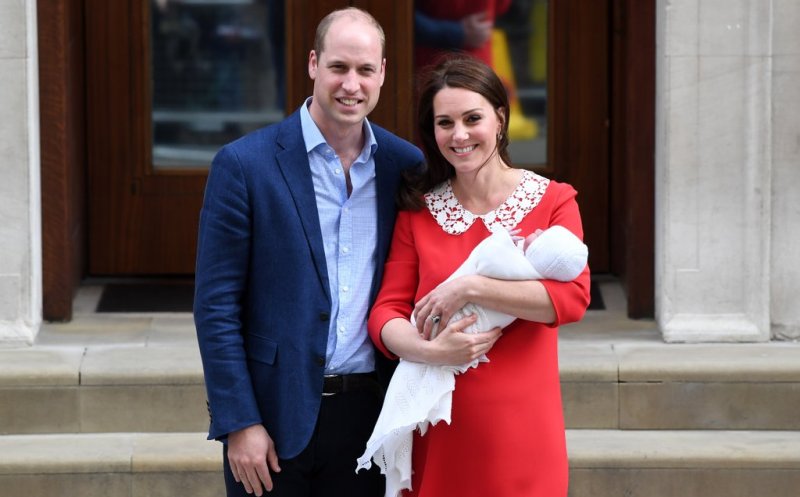 Primele imagini cu bebeluşul regal. Kate Middleton şi prinţul William l-au prezentat lumii, la ieşirea din spital