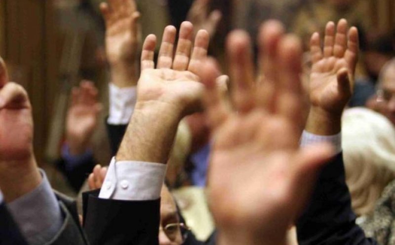 Închisoarea de weekend şi cea la domiciliu, adoptată în Parlament. Opoziţia anunţă că va ataca proiectul la CCR