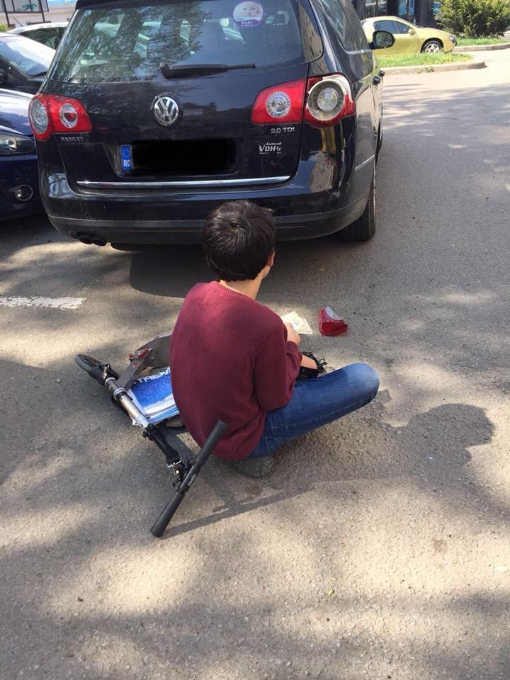 Lecţie de viaţă din partea unui copil. "Stătea jos, lângă maşină, să vină proprietarul şi să discute greşeala făcută"