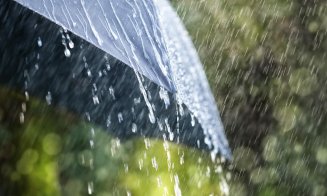Furtuni şi ploi torenţiale, în următoarea oră în România. Avertizări meteo şi la Cluj
