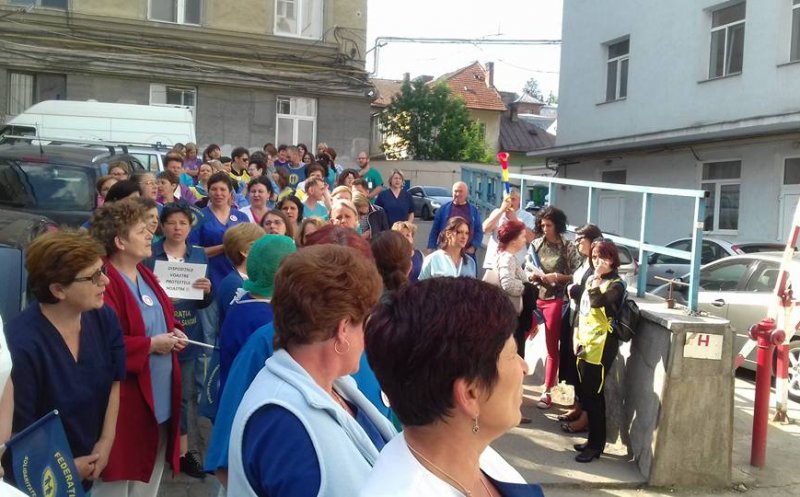 Grevă în sănătate la Cluj. Sute de angajaţi au protestat în faţa marilor spitale din oraş