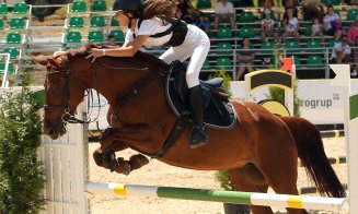Continuă competiţiile la Salina Equines: 130 de concurenți la spectaculoasa Cupă a Federației Ecvestre Române