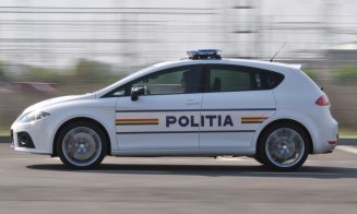 Un poliţist din Cluj a intrat cu maşina de serviciu într-un pod. Ar fi fost băut şi nu a raportat incidentul