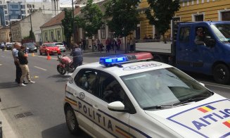 Circulaţie blocată în centrul Clujului: Motociclist în stare critică după ce a fost lovit de un autoturism. Motocicleta în flăcări