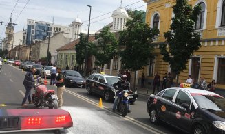 Circulaţie blocată în centrul Clujului. Motociclist în stare critică după ce a fost implicat într-un accident rutier. Motocicleta, în flăcări