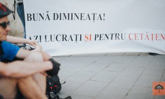 Flashmob la PSD şi UDMR cu aceeaşi întrebare: "Astăzi lucraţi şi pentru cetăţeni?"