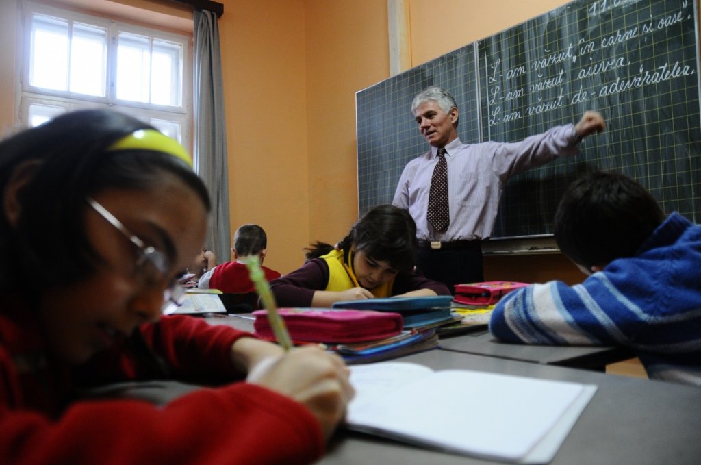 Atenție, elevi! Salariile mari ale profesorilor vin cu inspecții inopinate la ore