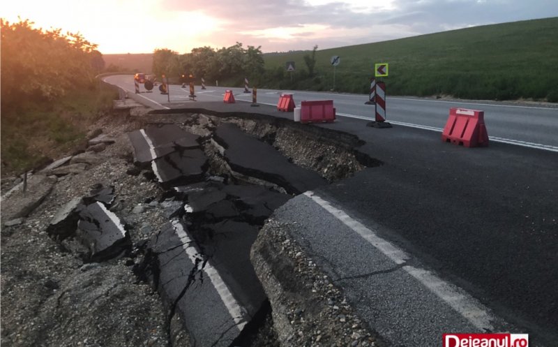 Drumul care leagă Dejul de Baia Mare a luat-o la vale. Sute de milioane de lei duse pe apa sâmbetei