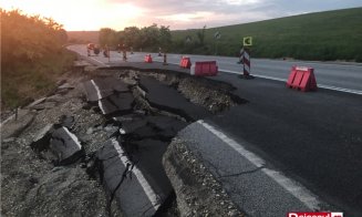 Drumul care leagă Dejul de Baia Mare a luat-o la vale. Sute de milioane de lei duse pe apa sâmbetei