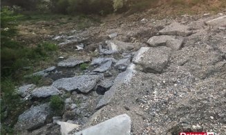 Șocant! Drumul care leagă Dejul de Baia Mare a luat-o la vale. Sute de milioane de lei duși pe apa sâmbetei