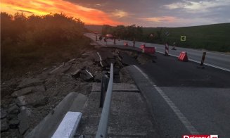 Porțiunea de drum care a luat-o la vale pe șoseaua care leagă Dejul de Baia Mare, reparată în regim de urgență de lucrătorii de la Drumuri și Poduri Cluj