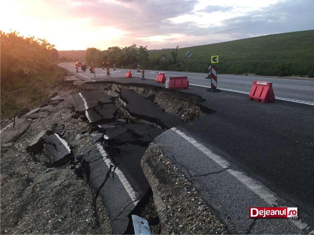 Când va fi remediat "craterul" de pe şoseaua surpată Dej - Baia Mare. Constructorul, bun de plată