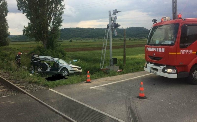 Steag negru arborat pentru fetele moarte în accidentul feroviar de la Jibou. Una dintre fete era şefă de promoţie