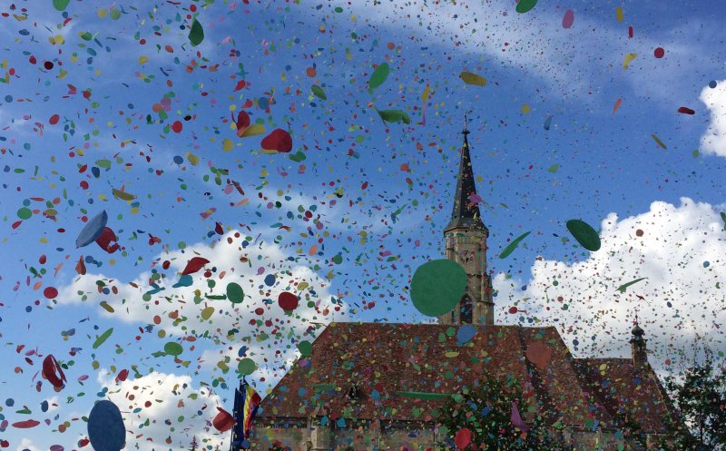 Mii de clujeni la Parada Zilelor Clujului şi confetti - buline în culorile curcubeului