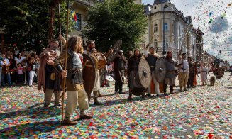 Mii de clujeni la Parada Zilelor Clujului şi confetti - buline în culorile curcubeului