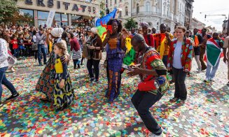 Mii de clujeni la Parada Zilelor Clujului şi confetti - buline în culorile curcubeului