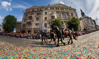 Mii de clujeni la Parada Zilelor Clujului şi confetti - buline în culorile curcubeului