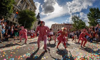 Mii de clujeni la Parada Zilelor Clujului şi confetti - buline în culorile curcubeului