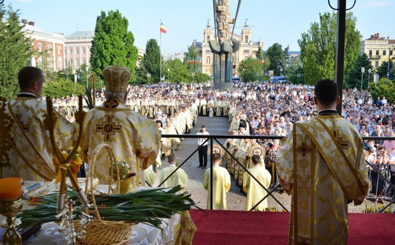 Mii de oameni la procesiunea de Rusalii din centrul Clujului. Semnificația sărbătorii