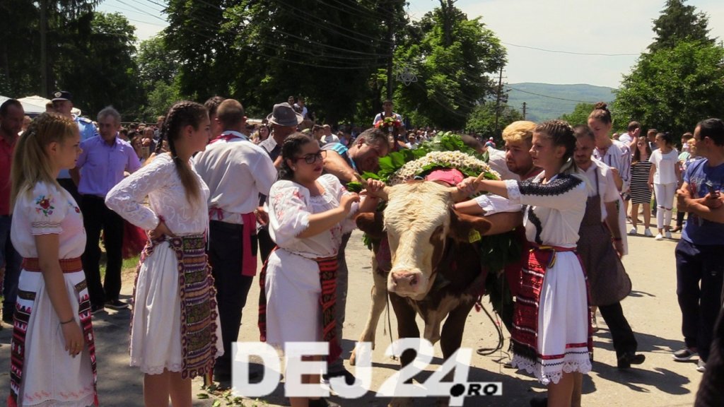 Tradiţii de Rusalii. Fetele nemăritate din Mănăstirea au participat la ”Împănatul boului”