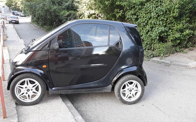A parcat aiurea şi l-au ridicat nu prea... "smart". VIDEO cu maşina care era să se zdrobească de caldarâm