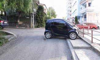 A parcat aiurea şi l-au ridicat nu prea... "smart". VIDEO cu maşina care era să se zdrobească de caldarâm