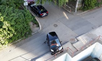 A parcat aiurea şi l-au ridicat nu prea... "smart". VIDEO cu maşina care era să se zdrobească de caldarâm